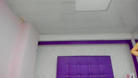 leamoreau__ online show from October 24, 11:39 am