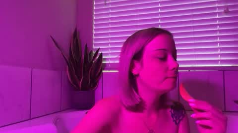 leanneluxecouple online show from April 18, 10:20 pm