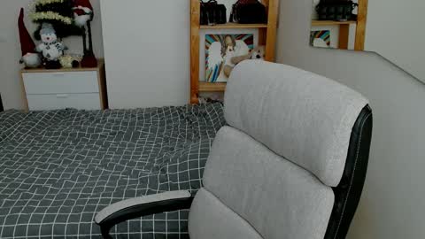 Leila online show from January 9, 1:24 pm