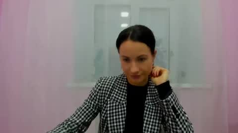 leilabloom online show from January 21, 4:37 pm