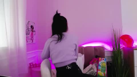 leilabloom online show from February 15, 12:11 pm