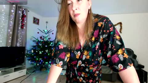 Snapshot of lelena1319 chatting on December 19, 11:29 am YOUR ELENA online show from December 19, 11:29 am
