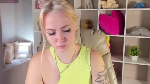 Snapshot of leslie_bell chatting on September 14, 1:36 am Joyce online show from September 14, 1:36 am