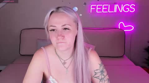 Snapshot of leslie_bell chatting on October 19, 2:57 am Joyce online show from October 19, 2:57 am