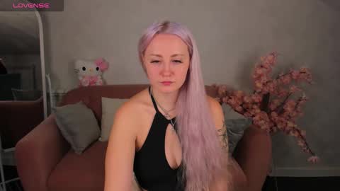 Snapshot of leslie_bell chatting on October 4, 2:17 am Joyce online show from October 4, 2:17 am