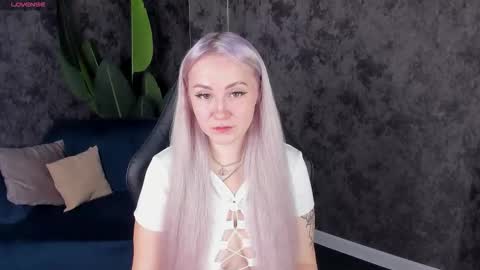 Snapshot of leslie_bell chatting on October 10, 2:49 am Joyce online show from October 10, 2:49 am