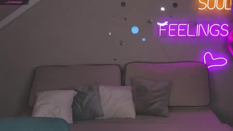 Snapshot of leslie_bell chatting on September 24, 2:21 am Joyce online show from September 24, 2:21 am