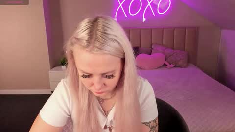 Snapshot of leslie_bell chatting on October 22, 2:27 am Joyce online show from October 22, 2:27 am