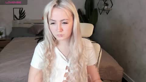 Snapshot of leslie_bell chatting on October 31, 5:53 am Joyce online show from October 31, 5:53 am