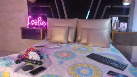 LeslieBush online show from October 25, 8:59 pm