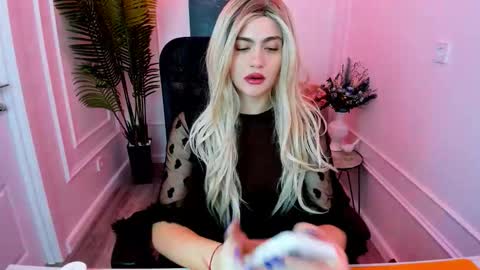 lesliemineg online show from October 8, 11:58 am