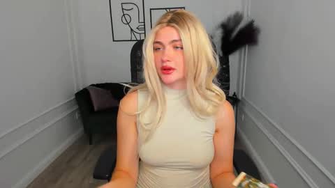 lesliemineg online show from October 3, 8:03 pm