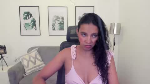 Snapshot of leslyflorez chatting on February 17, 8:38 pm Lesly online show from February 17, 8:38 pm
