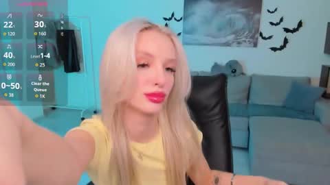 Snapshot of lexieblonde chatting on October 27, 12:01 pm lexieblonde online show from October 27, 12:01 pm