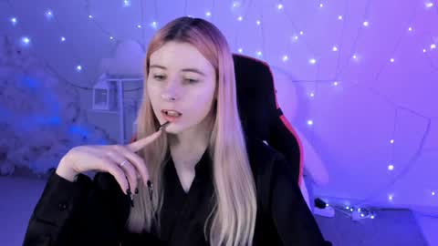 Snapshot of lexiwenford chatting on December 17, 4:01 am Lexi Wenford NO NUDE GODDESS online show from December 17, 4:01 am