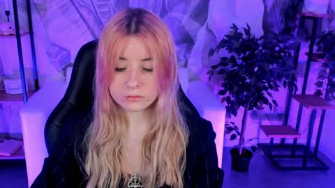 Snapshot of lexiwenford chatting on December 14, 6:02 am Lexi Wenford NO NUDE GODDESS online show from December 14, 6:02 am