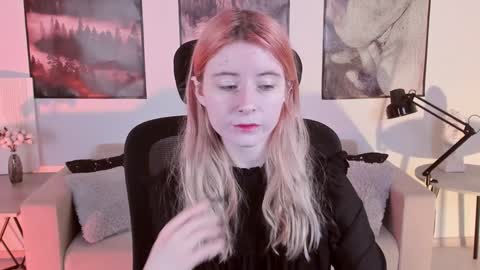 Snapshot of lexiwenford chatting on December 11, 4:18 am Lexi Wenford NO NUDE GODDESS online show from December 11, 4:18 am