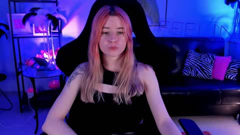 Snapshot of lexiwenford chatting on December 2, 7:10 am Lexi Wenford NO NUDE GODDESS online show from December 2, 7:10 am