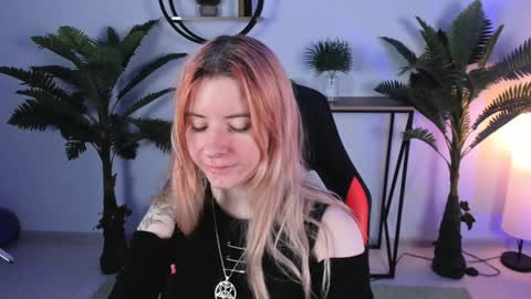 Snapshot of lexiwenford chatting on December 20, 2:41 am Lexi Wenford NO NUDE GODDESS online show from December 20, 2:41 am