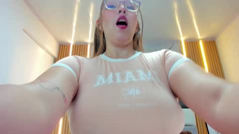 Snapshot of leynabraun chatting on October 3, 1:38 pm online show from October 3, 1:38 pm