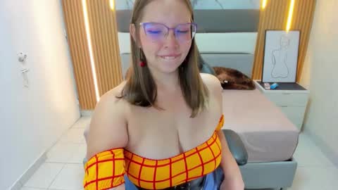 Snapshot of leynabraun chatting on October 18, 1:03 pm online show from October 18, 1:03 pm