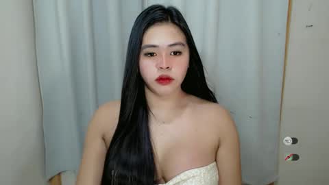 Snapshot of lhara_cumming chatting on December 15, 2:52 am LHARA online show from December 15, 2:52 am