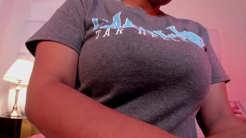 Snapshot of lia_mariana chatting on December 2, 5:24 pm lia_mariana online show from December 2, 5:24 pm