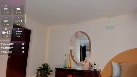   Liaa  online show from February 4, 8:01 pm