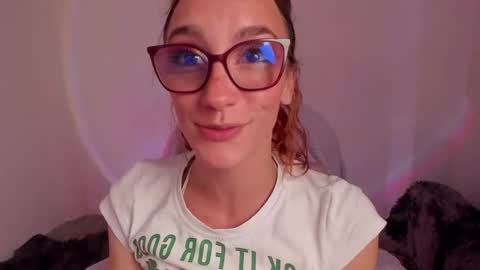 Snapshot of liahilton_ chatting on October 5, 2:11 pm lh6 9c online show from October 5, 2:11 pm