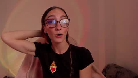 Snapshot of liahilton_ chatting on October 21, 3:27 pm lh6 9c online show from October 21, 3:27 pm