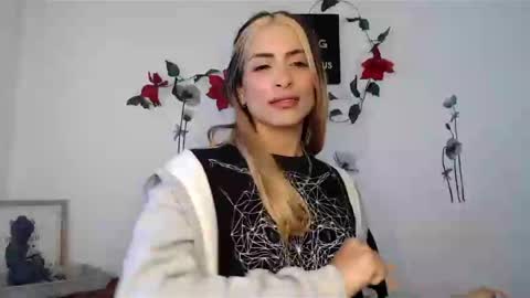 Snapshot of liamiler01_ chatting on December 20, 12:16 pm Lia Miller online show from December 20, 12:16 pm