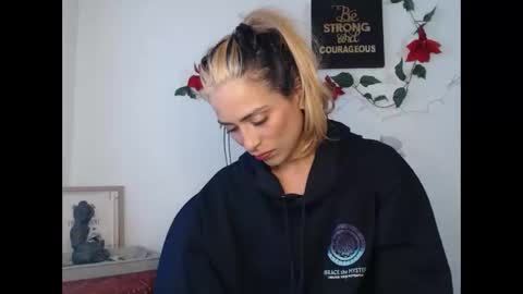 Snapshot of liamiler01_ chatting on December 18, 12:51 pm Lia Miller online show from December 18, 12:51 pm