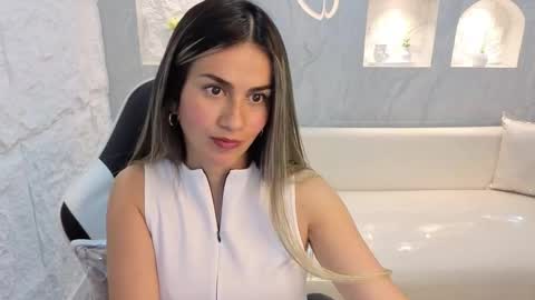 Snapshot of liat_white_tx chatting on October 4, 3:05 pm Online 800 to 1400 online show from October 4, 3:05 pm