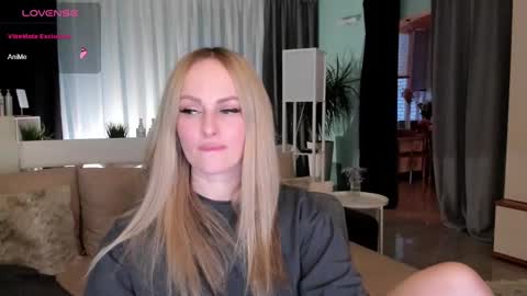 Snapshot of libby_nora chatting on December 14, 1:06 pm Libby online show from December 14, 1:06 pm
