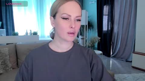 Snapshot of libby_nora chatting on February 8, 9:35 am Libby online show from February 8, 9:35 am