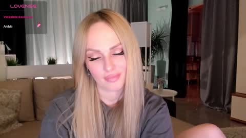 Snapshot of libby_nora chatting on December 10, 1:33 pm Libby online show from December 10, 1:33 pm
