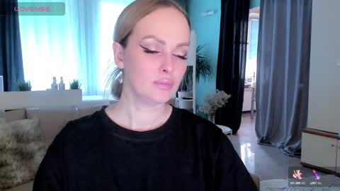 Snapshot of libby_nora chatting on February 27, 6:18 am Libby online show from February 27, 6:18 am