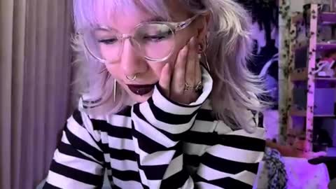 Lola online show from October 5, 7:30 pm