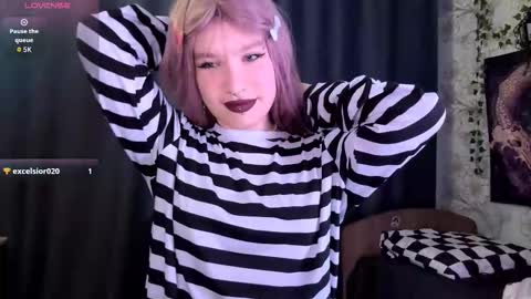 Lola online show from October 17, 8:01 pm