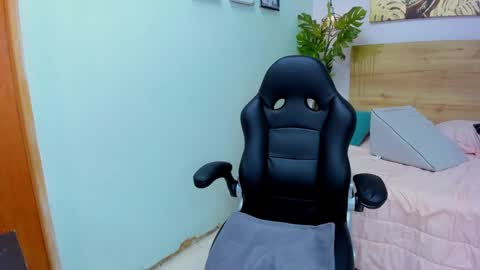 Snapshot of lila_foox chatting on March 4, 5:34 pm LILA online show from March 4, 5:34 pm