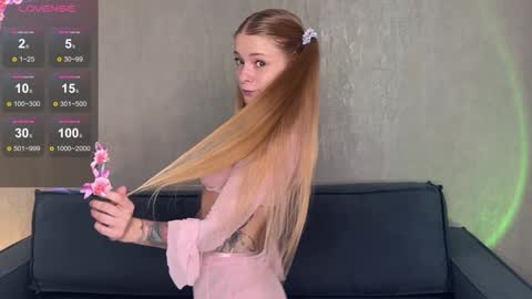 Snapshot of lili_01 chatting on October 5, 10:42 am Lili online show from October 5, 10:42 am