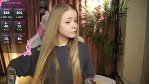 Snapshot of lili_01 chatting on October 30, 11:00 am Lili online show from October 30, 11:00 am