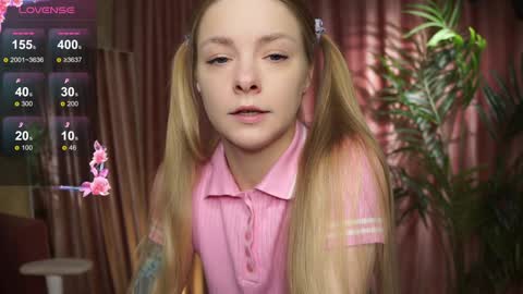 Snapshot of lili_01 chatting on October 28, 6:19 am Lili online show from October 28, 6:19 am