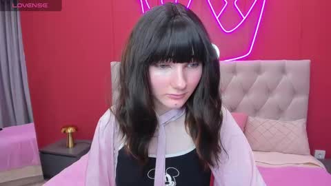 Snapshot of lili_flowerr chatting on February 20, 9:00 am Lilli  follow me kiss online show from February 20, 9:00 am