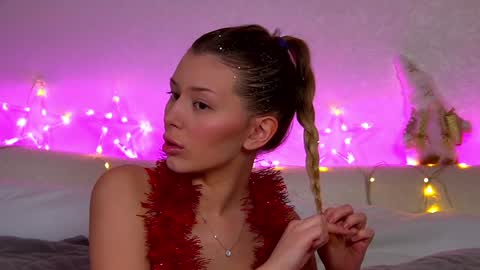Mia online show from December 24, 7:39 am
