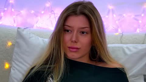 Mia online show from December 10, 5:11 pm