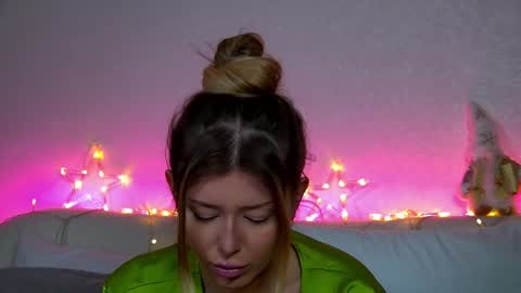 Mia online show from December 15, 7:13 am