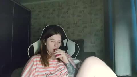 liliawoolf online show from June 1, 4:03 am