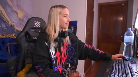 lilielfie online show from October 1, 6:51 am