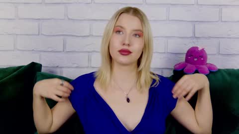 LiliLinn online show from December 2, 7:10 am